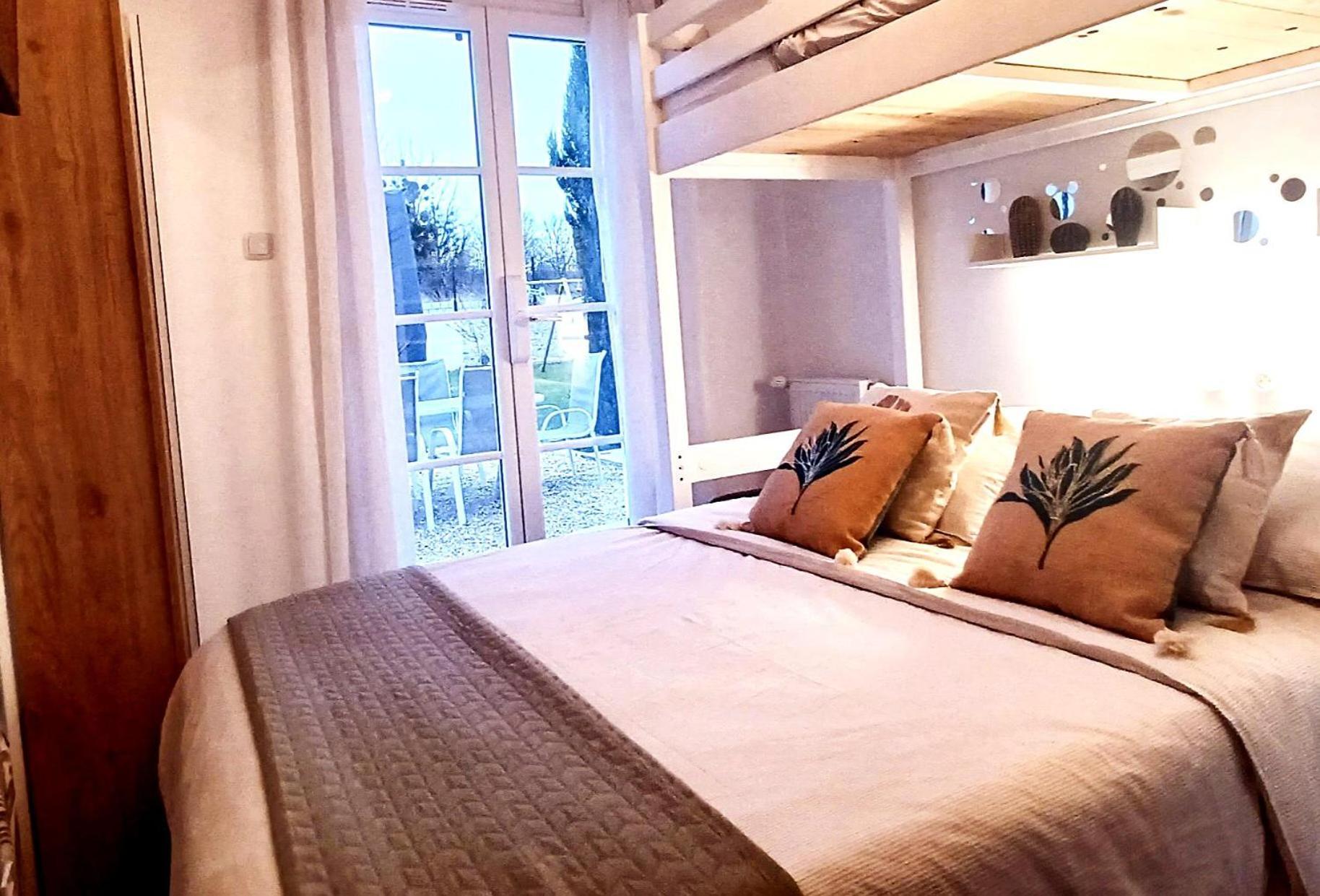 Luminary Night Suite Монтеврен Екстериор снимка